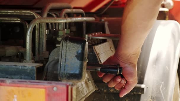 트럭 의제어 레버 위에 있는 손의 확대 사진 — 비디오