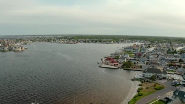 Drone vidsträckt utsikt över lokala bostadsområden förorten av floden med tanke på avlägsna Toms River. Förenta staterna — Stockvideo