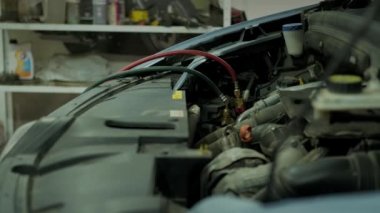 Klima kontrol servisini kapatın. Bir araba servisi teknisyeni arabanın hava sistemini dezenfekte eder.. 