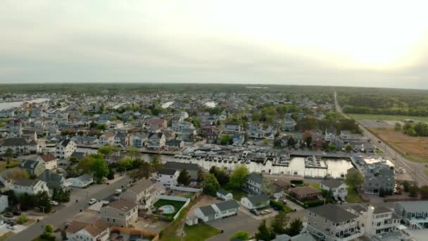 Drönare bred futage. Lokala förorter till floden med tanke på avlägsna Toms River. Förenta staterna — Stockvideo