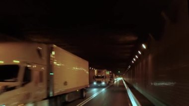 Araba ya da kamyonun POV görüntüsü tünelden geçiyor sıcak sarı ışık ağır çekim