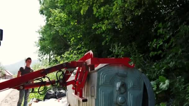 Nærbilde av kommunearbeidere samler søppel i søppelbil Lviv 26.06.2021 Ukraina – stockvideo