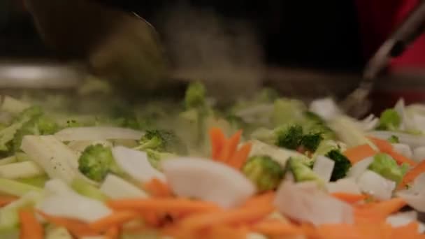 Japonský kuchař vaří teppanyaki na hibachi. smažené na vařiči. Zpomalený pohyb Zavřít pohled — Stock video