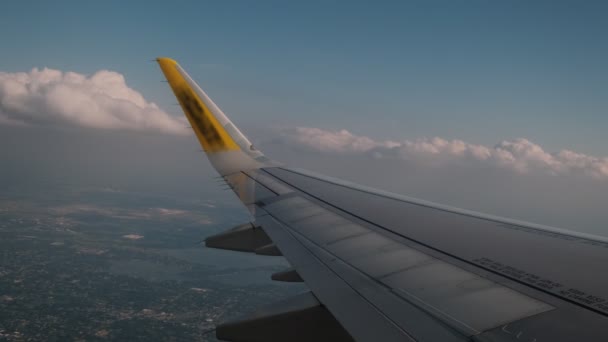 Крыло самолета, летящего над облаками. Вид из окна самолета. Широкий выстрел — стоковое видео