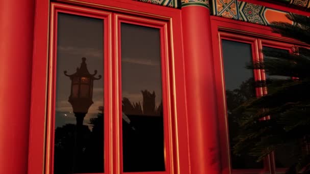 Éléments des bâtiments traditionnels chinois Réflexion d'une lampe dans la vitre — Video