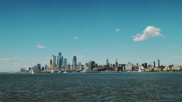 Vista desde el río en Manhattan en Nueva York al atardecer. — Vídeos de Stock