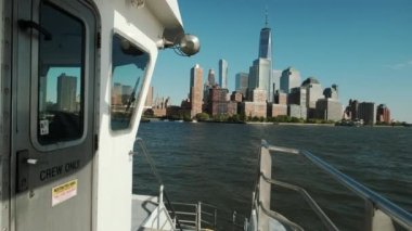 Manhattan 'daki tekneden gün batımında görüntü. 