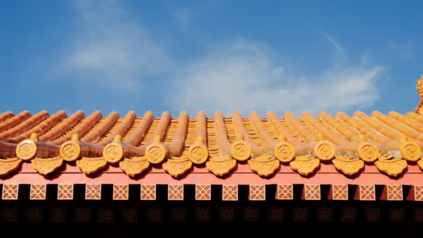 Vue large des éléments des bâtiments traditionnels chinois en tuiles de toit sur fond de ciel bleu. — Video