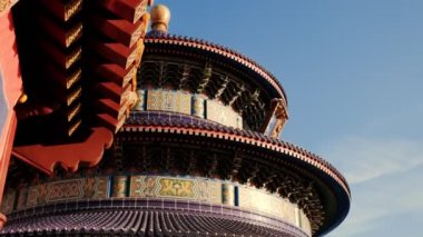 Geleneksel Çin kiremitli çatısı ve mavi gökyüzü arka planındaki binaların geniş görünümü.