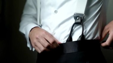 Damat kemer takar, düğün sabahında geline gitmeye hazırlanır.