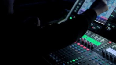 Büyük bir konser veya festival sırasında modern ekipman dokunmatik ekran ses mühendisi.