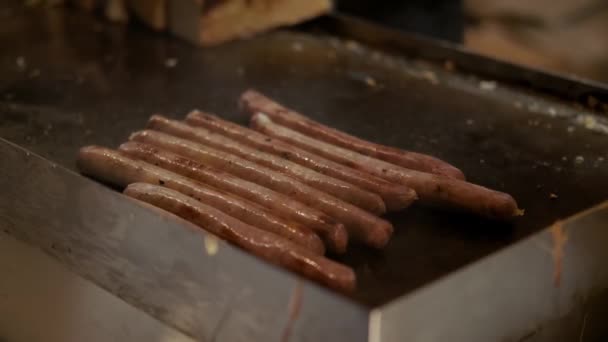 Retrait des saucisses du gril rôti rôti plat de viande grillée prêt pour le pique-nique ou la fête — Video