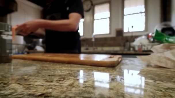 Cucine mani mette il pesce su una tavola da cucina professionale in legno — Video Stock