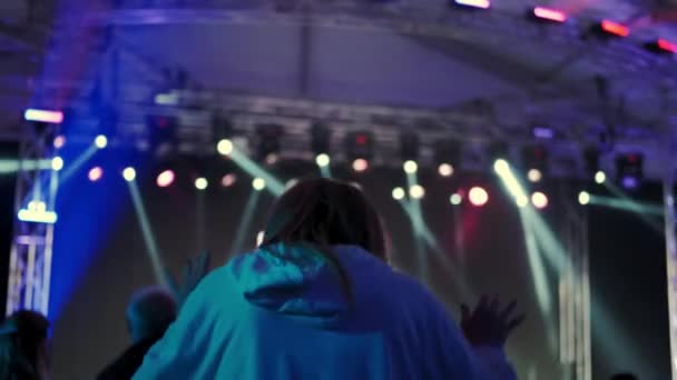 Silhouette eines Mädchens, das beim Festival tanzt. Zeitlupe. Nahaufnahme — Stockvideo
