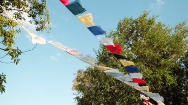 Renkli delikli papel picado bayrağı, renkli renkli kağıt çelenk. Çok renkli halk oymalı doku bayrakları,