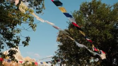 Renkli delikli papel picado bayrağı, renkli renkli kağıt çelenk. Çoklu renkli halk oymalı mendil bayrakları, kamera taşı