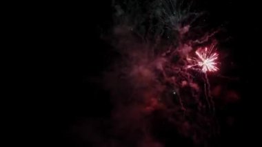 Gerçek havai fişek arka planı gece gökyüzünde bokeh ışıkları parlıyor..