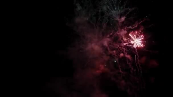 Véritable fond de feu d'artifice brillant feux d'artifice avec des lumières bokeh dans le ciel nocturne. — Video