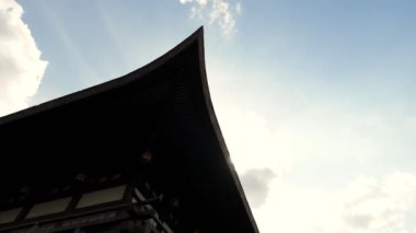 Geleneksel elementler mavi gökyüzü arka planında Japon tarzı binalar.