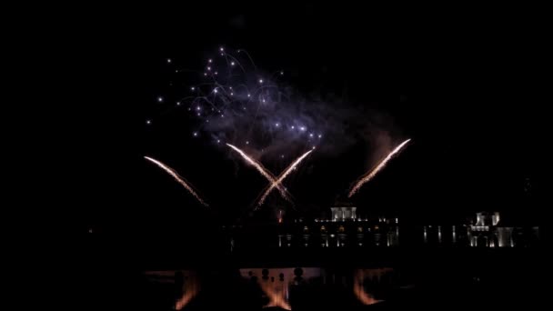 Πραγματικό φόντο πυροτεχνήματα λάμπουν πυροτεχνήματα με bokeh φώτα στο νυχτερινό ουρανό. Ευρύ μέλλον — Αρχείο Βίντεο
