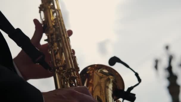 Musiker Saxofonist spielt an einem sonnigen Sommertag Musik auf seinem Instrument. Nahaufnahme — Stockvideo