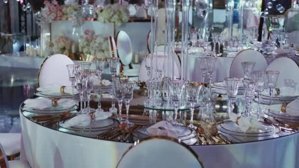 Vista de perto da mesa de casamento festivo com alimentos e bebidas. Mova a câmera — Vídeo de Stock