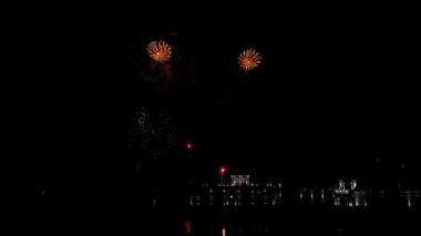 Gerçek havai fişek arka planı gece gökyüzünde bokeh ışıkları ile parlıyor. Geniş açı