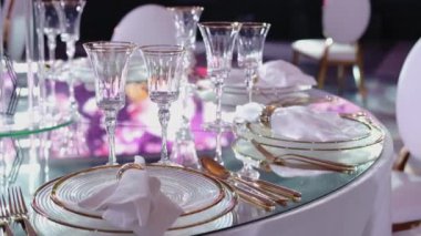 Restoran ziyafet masası, sofra takımları ve çatal bıçaklar servis edildi. Görüntüyü kapat