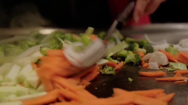 De cerca ver futage de cocinero japonés cocinar verduras fritas en la placa caliente. Movimiento lento — Vídeos de Stock