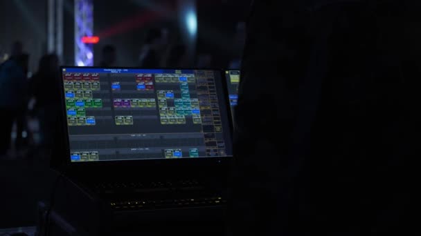 Современное оборудование сенсорного экрана большого экрана Звуковой инженер во время работы во время большого концерта или фестиваля. Назад! — стоковое видео