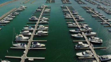Rıhtıma demirlemiş yat ve yelkenlilerin insansız hava aracı görüntüleri. Üst Atış Limanı