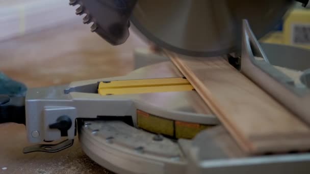 Scie à onglets, outils de menuiserie électrique. latte de coupe pour parquet. Vue rapprochée — Video