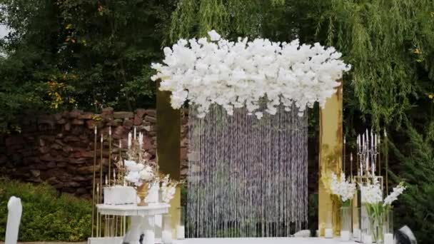 Свадебные цветочные украшения цветов в пастельных выцветших цветах. рамка для наружной свадебной церемонии в парке, широкое будущее выстрела — стоковое видео