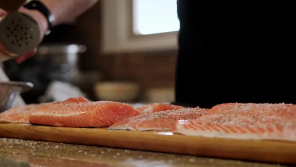 近视复古。厨师在专业的木制厨房板上手工腌制鲑鱼片 — 图库视频影像