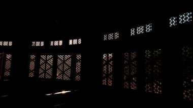 Güneş, oyulmuş pencere perdelerinden parlıyor. Geniş görünüm