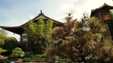 Geleneksel elementler gökyüzü arka planında Japon tarzı binalar. Kamerayı çek. Görüntüyü kapat