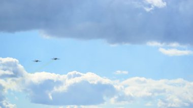 Parlak gökyüzünde yaklaşan iki F-18 savaş jetinin yavaş çekim görüntüsü askeri güç, hız ve hassasiyet gösteriyor. Yüksek kalite 4k görüntü