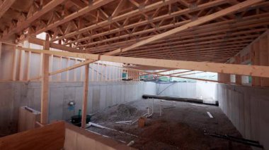 Tahta destek kirişli Yeni Ev Bodrumu İnşaatı. Yüksek kalite 4k görüntü