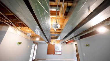  hvac ısıtma, havalandırma, havalandırma, tavanın altındaki havalandırma tadilat altındaki boş bodrum katında. Dolly kamera önünde. Yüksek kalite 4k görüntü