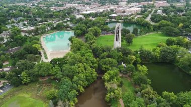 Naperville Riverwalk Parkı 'nı göletler ve Millennium Carillon kulesiyle gören insansız hava aracı görüntüsü. - Evet. Yüksek kalite 4k görüntü