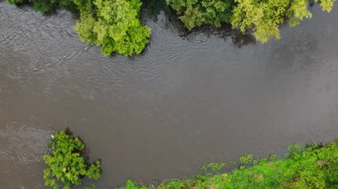 Naperville 'deki sel nehrinin insansız hava aracı görüntüsü. Nehirdeki su seviyesi şiddetli yağmurların yol açtığı yüksek seviyeye ulaşır. Yüksek kalite 4k görüntü
