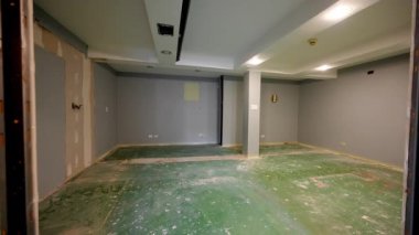 Tamamlanmamış döşemeleri ve duvarları olan boş bir bodrum katı. - Evet. Yüksek kalite 4k görüntü