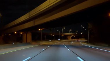 Gece otobanında kavşak köprüsünün altında araba sürüyorum. - Evet. Yüksek kalite 4k görüntü
