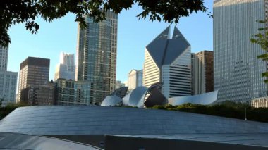 BP Pedestrian Köprüsü modern şehir manzaralı Chicago 'da yürüyor. Şikago İl. ABD 01 Ekim 2025. Yüksek kalite 4k görüntü