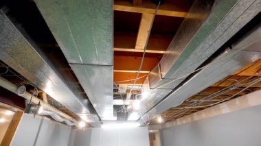  hvac ısıtma, havalandırma, havalandırma, tavanın altındaki havalandırma tadilat altındaki boş bodrum katında. Yüksek kalite 4k görüntü