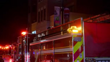 Küçük bir kasabanın göbeğinde parlayan ışıkları olan itfaiye araçları. USA IL Naperville 5 Ekim 2025. Yüksek kalite 4k görüntü