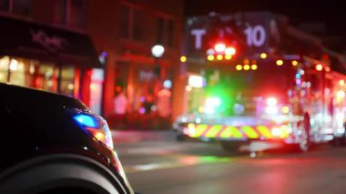 Bulanık bir itfaiye aracı görüntüsü küçük bir kasabanın merkezinde cadde boyunca yavaşça ilerliyor. USA IL Naperville 5 Ekim 2025. Yüksek kalite 4k görüntü