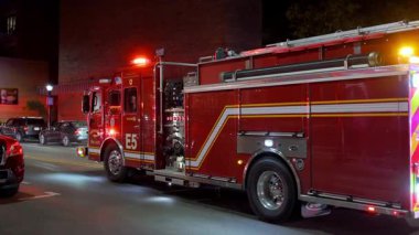 Küçük bir kasabanın merkezinde, sokakta yanıp sönen ışıkları olan bir itfaiye aracı. USA IL Naperville 5 Ekim 2025. Yüksek kalite 4k görüntü