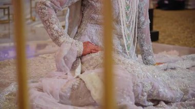 Geleneksel Pakistan gelinliği giymiş gelin, fotoğrafçılar için poz veriyor. Yüksek kalite 4k görüntü