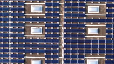 Güneş enerjisi santralinin hava aracı görüntüleri yeşil ekolojik elektrik üretmek için ticari mağaza çatısına monte edildi. Yüksek kalite 4k görüntü